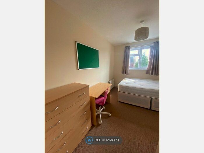 5 Bedroom Semi-Detached House To Rent In Bradshaw Road, Chichester, PO19