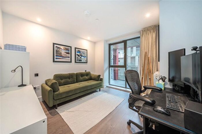 2 Bedroom Flat For Sale In Windsor Square, Greenwich, SE18