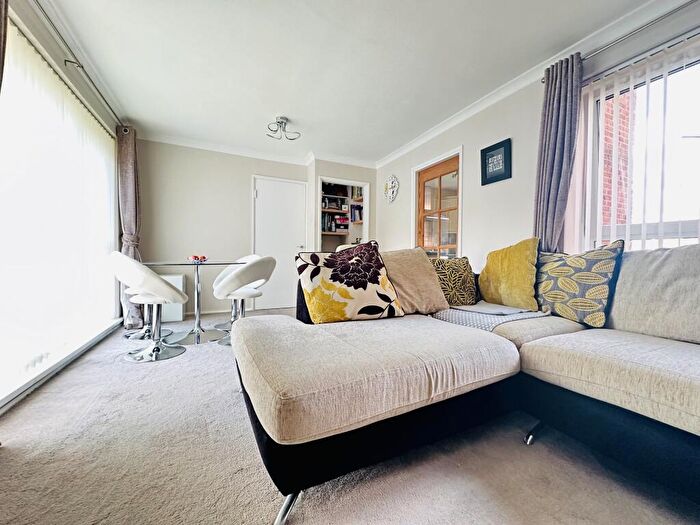 2 Bedroom Flat For Sale In Lidgett Park Court, Roundhay, Leeds, LS8