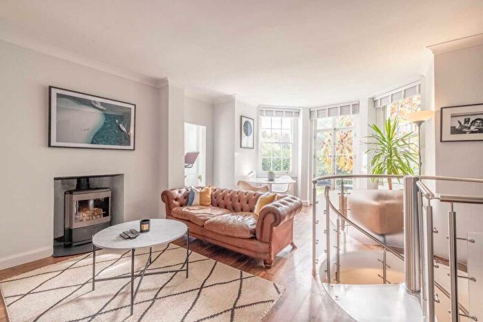 2 Bedroom Apartment For Sale In Hill Farm Road, Taplow, SL6