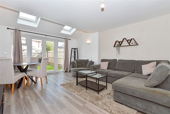 3 Bedroom Semi-detached House For Sale In The Glebe, Yalding, Maidstone, Kent, ME18
