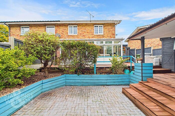 3 Bedroom Semi-Detached House For Sale In Beech Way, Brundall, Norwich, NR13