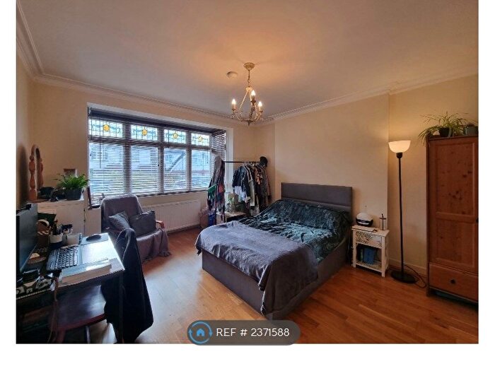 3 Bedroom Terraced House To Rent In Ivyday Grove, London, SW16