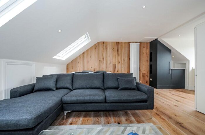 2 Bedroom Maisonette To Rent In Loraine Road, Holloway, London, N7