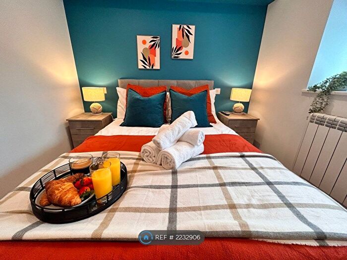 2 Bedroom Flat To Rent In Queens Quay, Torquay, TQ1