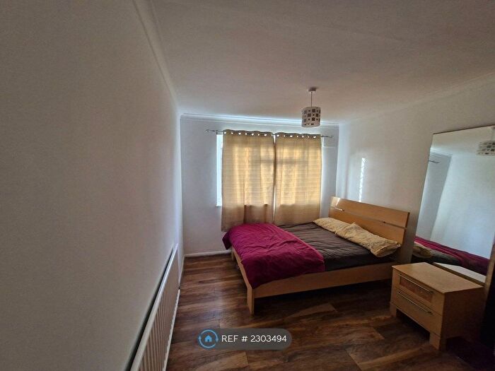 2 Bedroom Flat To Rent In Bush Close, Ilford, IG2