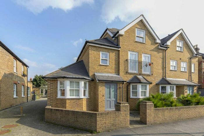 2 Bedroom Flat To Rent In Russell Road, London, SW19