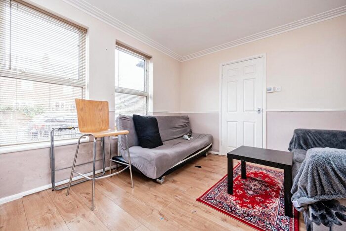 1 Bedroom Flat For Sale In Goldington Avenue, Bedford, Bedfordshire, MK40