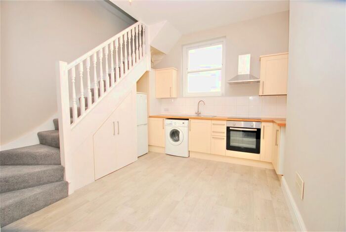 3 Bedroom Maisonette To Rent In Lordship Lane, London, SE22