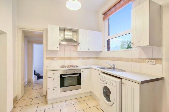 1 Bedroom Flat To Rent In Gleneldon Road, Streatham SW16