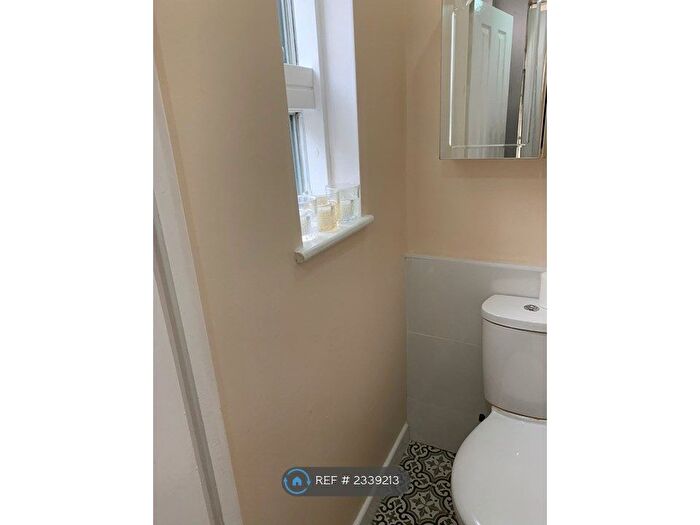 3 Bedroom Flat To Rent In Gower House, London, SE17