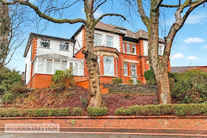 2 Bedroom Flat For Sale In Wellington Road, Greenfield, Saddleworth, OL3
