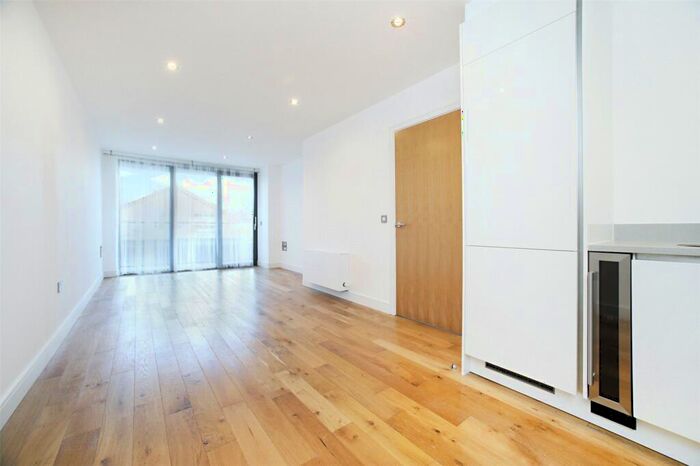 1 Bedroom Apartment To Rent In Gateway House, Regents Park Road, London, N3