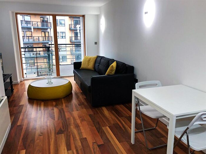 2 Bedroom Flat To Rent In Whitehall Waterfront, Riverside Way, Leeds, LS1