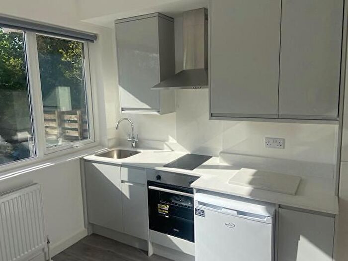 Studio To Rent In Hoop Lane, London, NW11