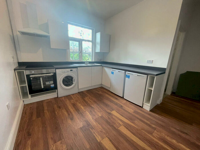 3 Bedroom Duplex To Rent In Meanwood Road, Leeds, West Yorkshire, LS7