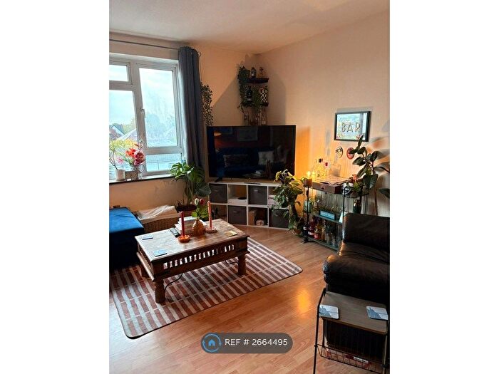 2 Bedroom Flat To Rent In Parkdale, London, N11