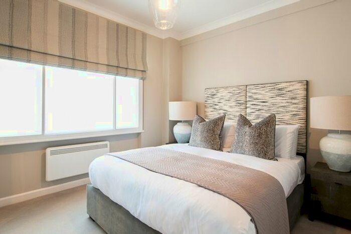 3 Bedroom Flat To Rent In Hill Street, London, W1J