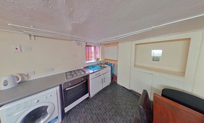 5 Bedroom House To Rent In Hessle View, Leeds, LS6