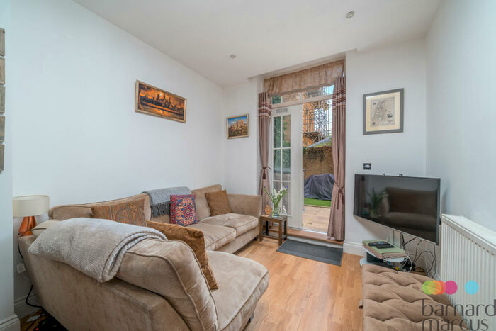 1 Bedroom Apartment To Rent In Royal Drive, London, N11