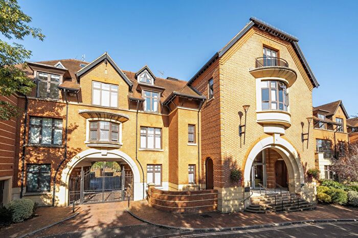 2 Bedroom Flat For Sale In Station Road, Henley-On-Thames, Oxfordshire, RG9
