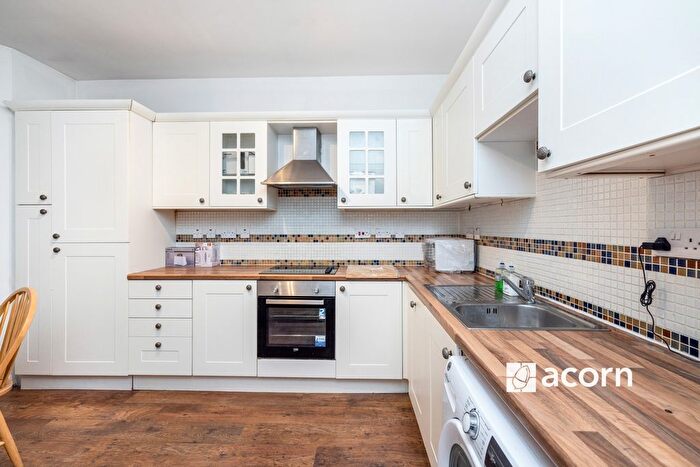 3 Bedroom Flat To Rent In Searles Road, London, SE1