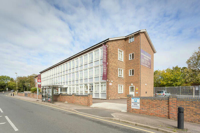 Flat To Rent In Bunns Lane, Mill Hill, London, NW7