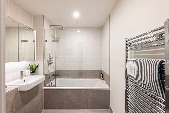 2 Bedroom Flat For Sale In Middle Road, London, W7