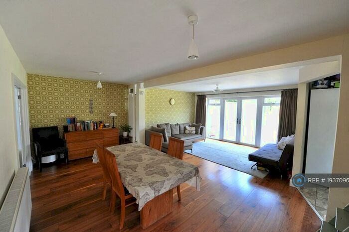 3 Bedroom Semi-Detached House To Rent In Glenhurst Avenue, Bexley, DA5