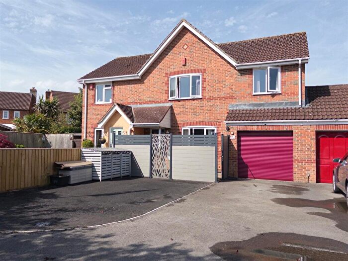 4 Bedroom Semi-Detached House For Sale In Heather Avenue, Melksham, SN12