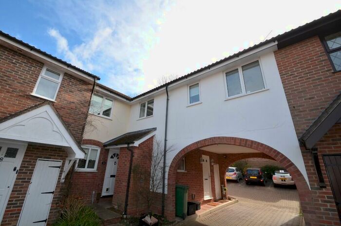 1 Bedroom Flat To Rent In Willowbank Gardens, Tadworth, Surrey, KT20