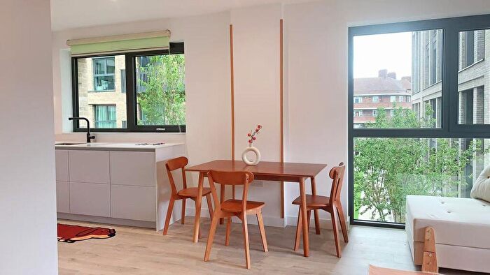 2 Bedroom Flat To Rent In Dragonfly Walk, London, B3