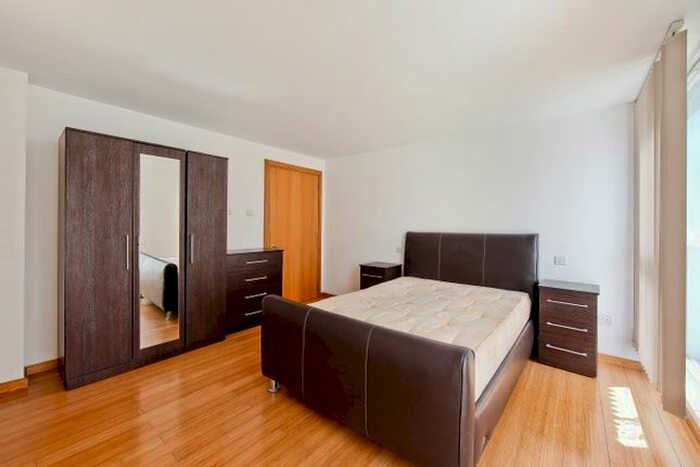 3 Bedroom Flat To Rent In Westferry Road, Isle Of Dogs, London, E14