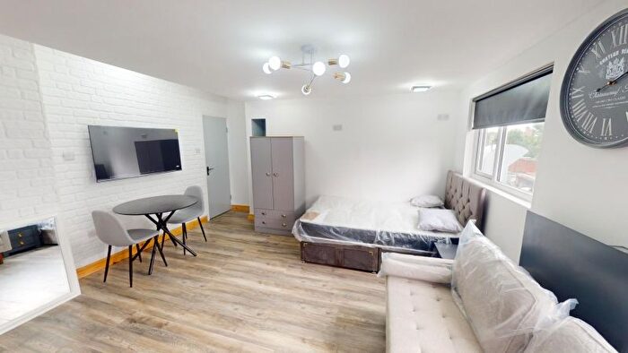 1 Bedroom Studio To Rent In Cardigan Road, Hyde Park, Leeds, LS6