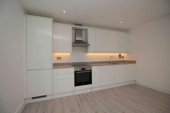 2 Bedroom Flat To Rent In Vanwall Road, Maidenhead, Berkshire, SL6