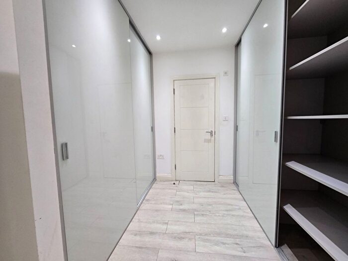 3 Bedroom Flat To Rent In Kings Road, Wimbledon, SW19