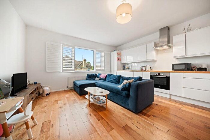 2 Bedroom Flat To Rent In Minster Road, West Hampstead, London, NW2