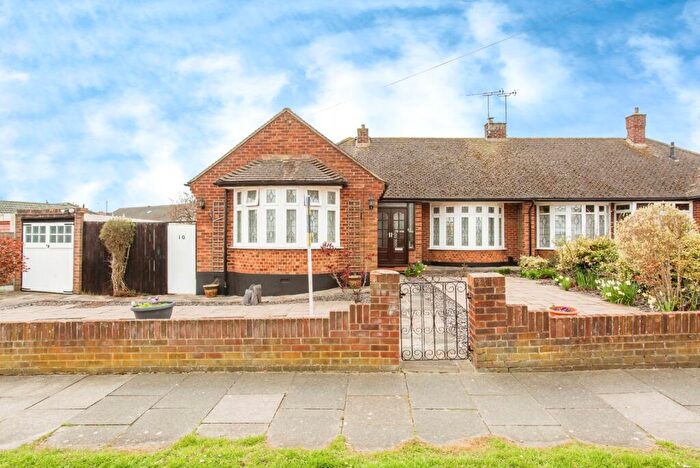 3 Bedroom Bungalow For Sale In Roedean Gardens, Wick Estate, Southend-On-Sea, Essex, SS2
