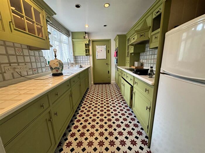 4 Bedroom House To Rent In Castelnau, London, SW13