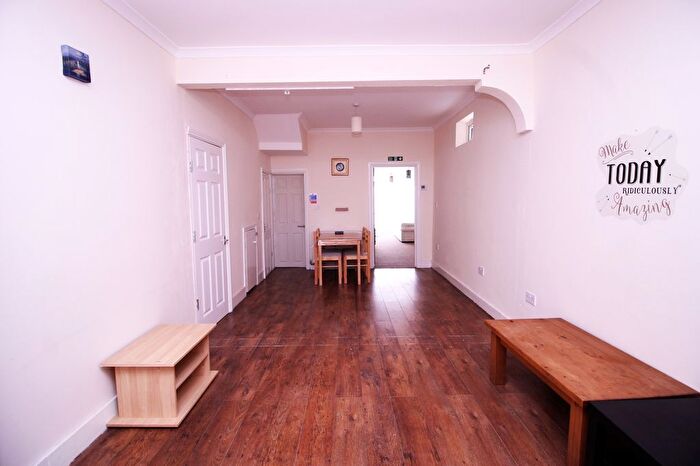 6 Bedroom Semi-Detached House To Rent In New Heston Road, Hounslow, Middlesex, TW5