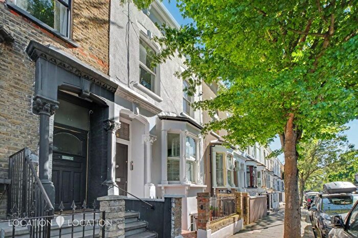 3 Bedroom Flat For Sale In Reighton Road, London, E5