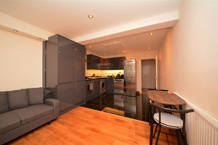 2 Bedroom Flat To Rent In High Road, East Finchley, London, N2