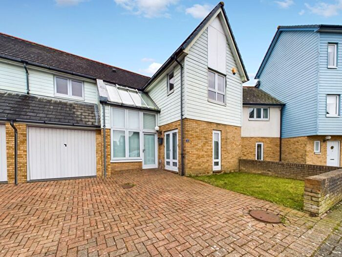 4 Bedroom Semi-Detached House To Rent In Dunlin Drive, St. Marys Island, Chatham, ME4