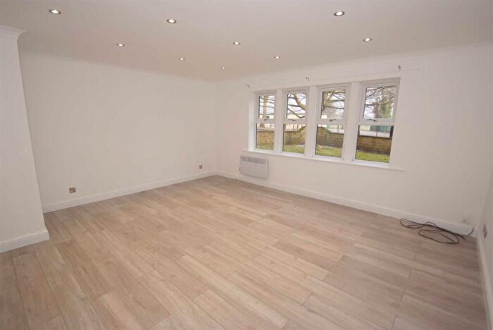 2 Bedroom Flat To Rent In Parkwood Court, LS8