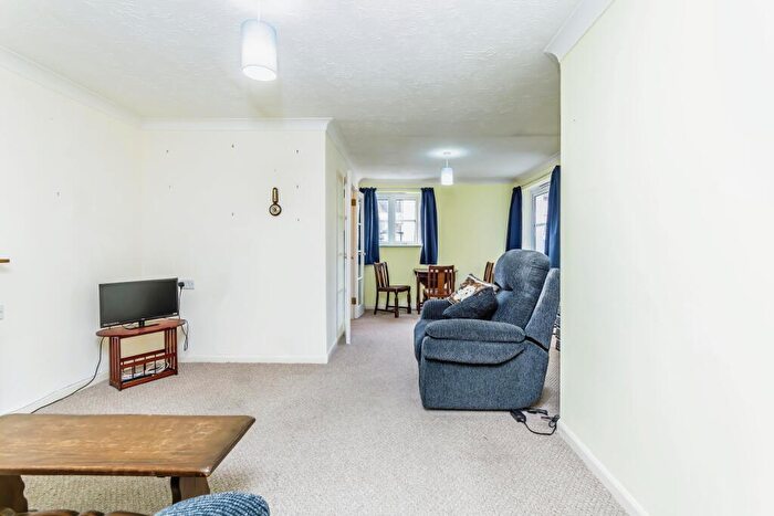 1 Bedroom Flat For Sale In Chaldon Road, Caterham, Surrey, CR3