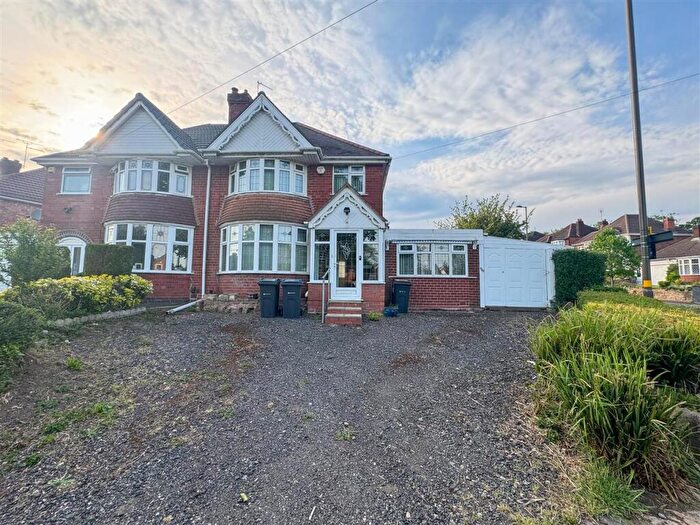 3 Bedroom Semi Detached House For Sale In Moat Lane, Birmingham, B26