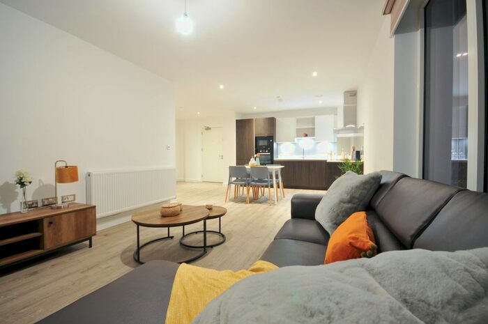 3 Bedroom Flat To Rent In Lockgate Square, Salford, M5