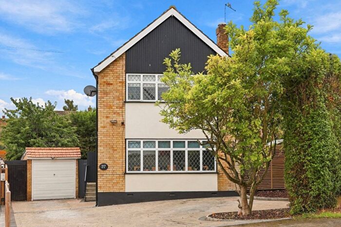 4 Bedroom Detached House For Sale In The Gardens, Doddinghurst, CM15