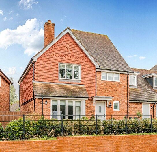 4 Bedroom Detached House For Sale In Blaxland Grange, Newington, Sittingbourne, Kent, ME9