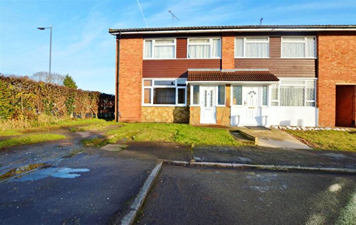 4 Bedroom End Of Terrace House For Sale In Franklin Avenue, Slough, SL2